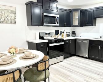 Gilmoreone - Van Nuys - Kitchen