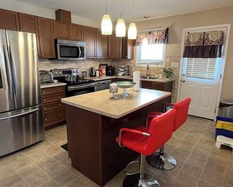 Spacious and Charming Bungalow Retreat (Close to Many Amenities) - Kingston - Kitchen