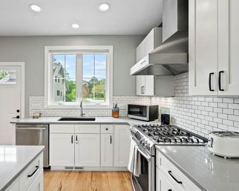 Family Fun! 17,000 Game Arcade, Sleeps 12, Walk to the Lake - Port Washington - Kitchen