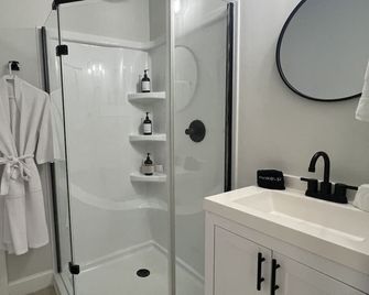 The Hideaway on Tacketts - Shipping Container - Hurricane