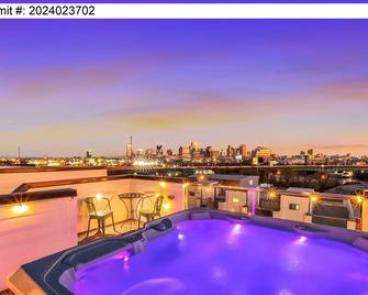 New Nash Eras - 15 Beds - Hot Tub On Rooftop Deck - Nashville - Piscina