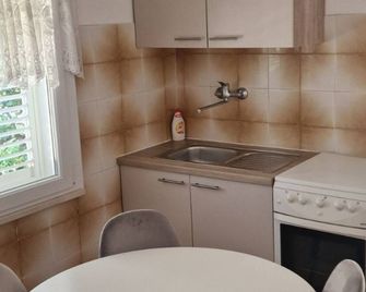 أبارتمنتس بلوس - كوركولا - مطبخ