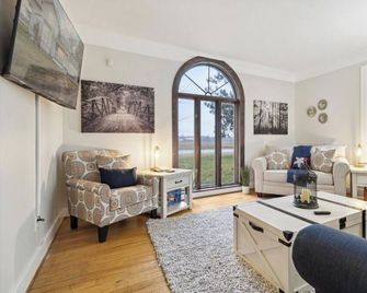 Lakefront W/ Hot Tub - Commerce Township - Sala de estar