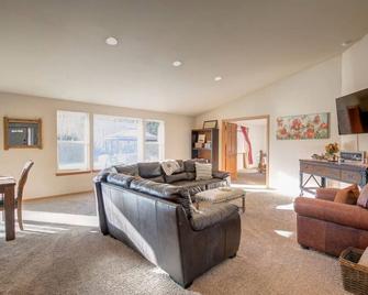 Four Bedroom Home with Hot Tub and Views - Raymond - Sala de estar