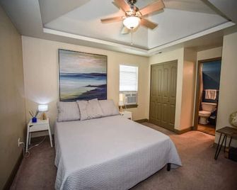Quiet 1 BR with Full Kitchen and Huge Yard - Grandview - Habitación