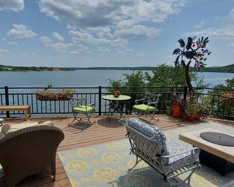 Impeccable Home With Stunning Lake Views - Graford - Balcón