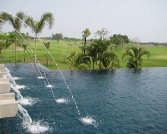 Uniland Golf & Resort - Nakhon Pathom - Piscina