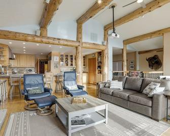 Stunning Sheridan Ranch Villa Mountain View! - Sheridan - Living room