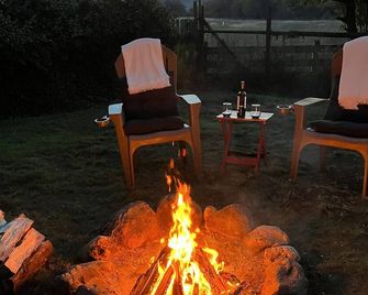 5th Wheel Glamping by the Ocean - Qualicum Beach - Binnenhof