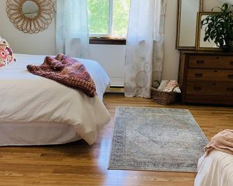 Quiet 2 bedroom 1 bath 3rd floor apartment close to everything - New London - Bedroom