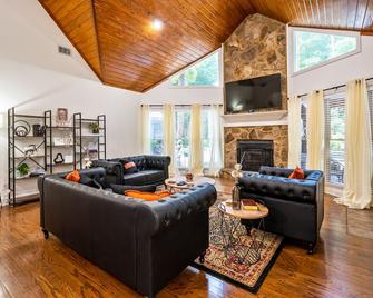Relax In Private Pool & Cozy Gazebo At Param Farms - Cartersville - Living room