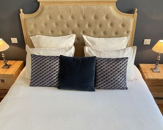 Romance au coeur de Bordeaux / Jardin Public - Bordeaux - Bedroom