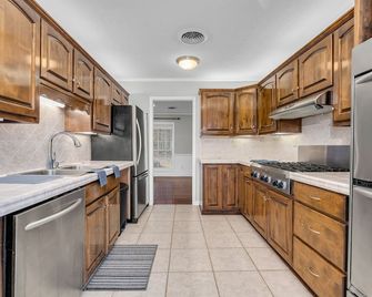 Quiet Comfort | Luxury | King Bed - Columbus - Kitchen