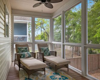 Get Ready to Womble - Oak Island - Balcón