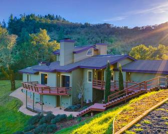 Stunning Home with Pool, Hot Tub, Decks, & Gourmet Kitchen - Close to Wineries - Healdsburg - Building