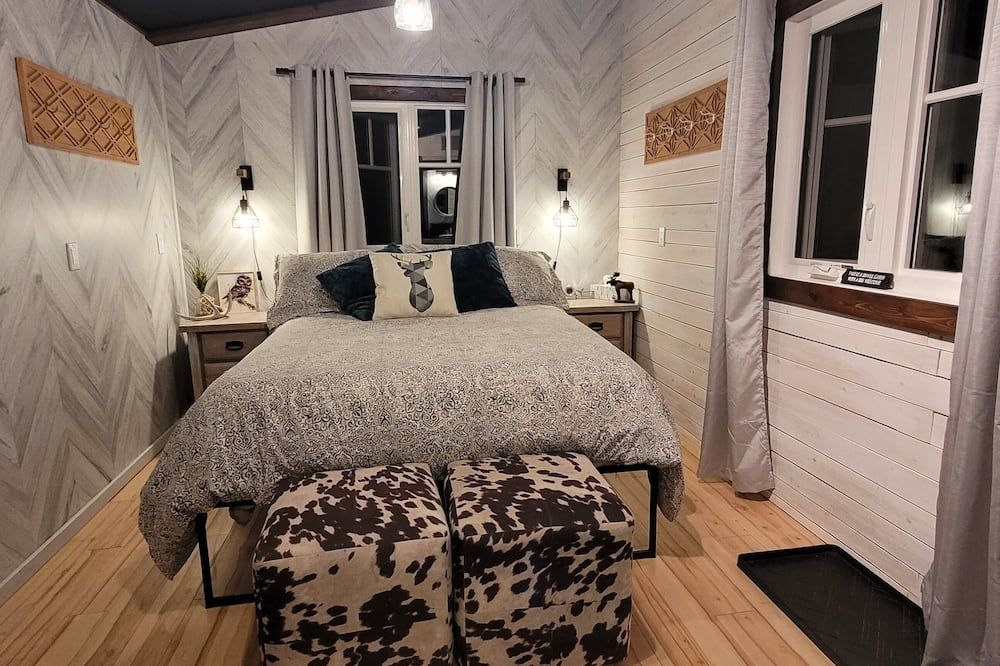 Cozy Country Escape: Pet-Friendly Cabin with Ski & Snowshoe Trails - Rocky Mountain House - Slaapkamer