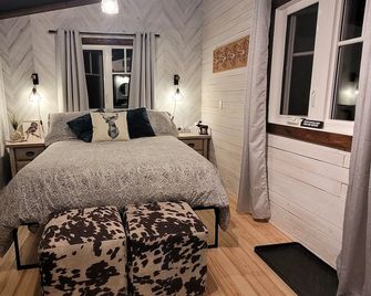 Cozy Country Escape: Pet-Friendly Cabin with Ski & Snowshoe Trails - Rocky Mountain House - Slaapkamer
