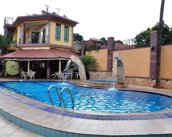 Ropani Hotel - Kajjansi - Piscina