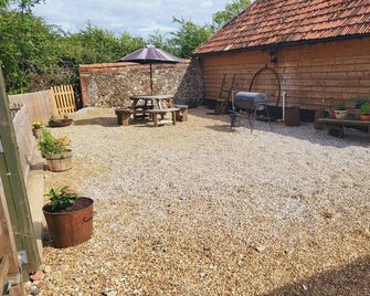The Stable Yard at Iron Pear Tree Farm - Braintree - Innenhof