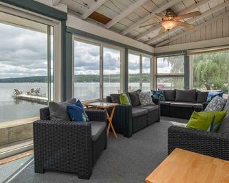 Serenity Cove - Tranquil Setting and Level Lakefront! - Branchport - Sala de estar