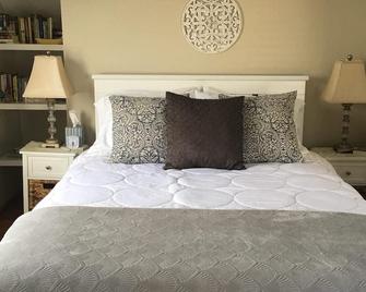 Nenas Place Airbnb, A Spacious, Yet Cozy En Suite Room - Charlevoix - Bedroom