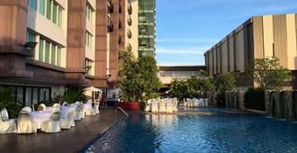 Sunee Grand Hotel and Convention Center - Ubon Ratchathani - Zwembad