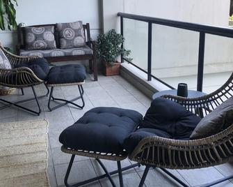 Luxurious beachside apartmnt with private terrace & parking; sunny garden & pool - Sydney - Soggiorno