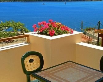 Posidonio B - Nydri - Balkon