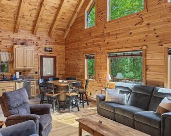 Cedar Ridge Cabin - Hot Tub Fire Pit and Trail Access - Farmville