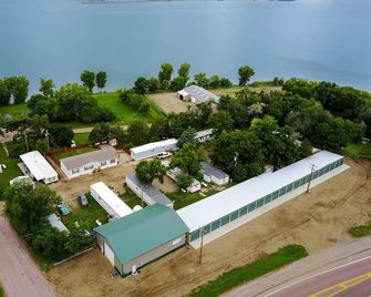 Missouri River Vacation Rentals at American Creek Campground, Chamberlain, SD - Chamberlain - Building