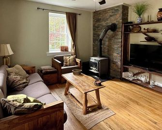 Secluded stonehouse in Marshall with walking trails and creek. Pet-friendly! - Marshall - Living room