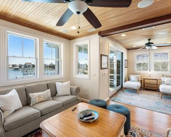 Sea Moor Lake: Harborfront with amazing views. Heated Pool. - Ocracoke - Sala de estar