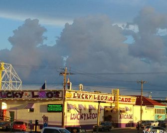 Beach Cottage 2nd House From Beach - Seaside Heights - Building