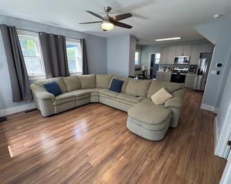 Charming 2-bedroom house- 3 blocks from Aggieville in wonderful MHK - Manhattan - Living room