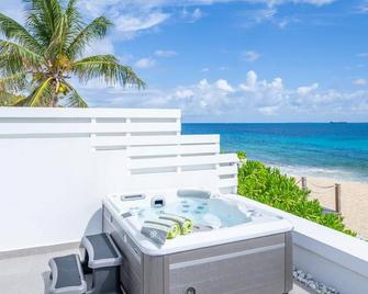 5 BR Luxurious Beachfront Villa with utmost privacy - Terres-Basses