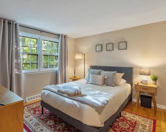 Comfy & cozy 4BR minutes to SU, Hospitals, & DT - Syracuse - Bedroom