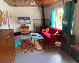 One-of-a-kind cottage steps from Lake Huron! - Kincardine - Living room