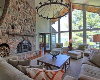Gorgeous Cottage on Lake Rosseau! Huge Boathouse Deck + 300ft of Frontage! - Minett - Patio