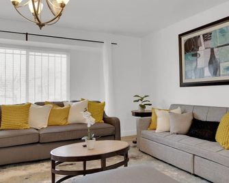 Luxury 4BR Vegas Retreat with Pool 10 Mins to Strip - Las Vegas - Living room