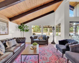 Spectacular hideaway in heart of historic Vacaville. - Vacaville - Living room