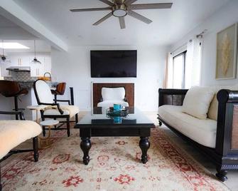 Seaview, Pool, Hottub, W/D, Bikes, Gated Community - Port Hueneme - Living room
