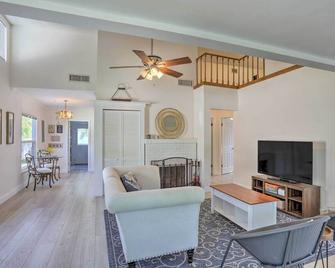 Lovely Cottage Near Downtown Stuart and Beaches - Stuart - Living room