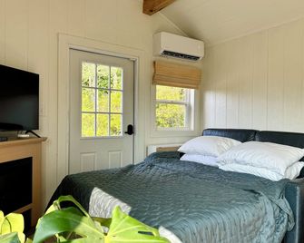 Casita: Near Wineries & Keuka Lake: 100'Projector - Bath - Bedroom