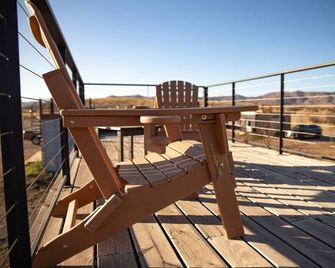 New Moonlight Ridge-Shipping Container Home - Alpine - Balkón