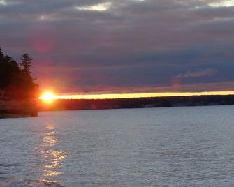 Lakefront Cabin, Pet Friendly, Wifi , Near Pictured Rocks Munising Mi. - Wetmore - Vista del exterior