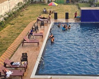 Tiger Inn Beach Resort - Mandarmani - Zwembad