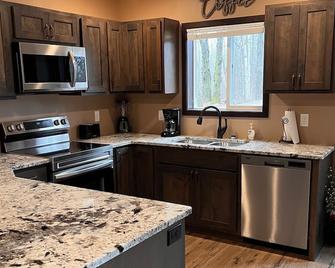 Cozy two level home - 2 minutes from beach on private wooded lot. - Bemidji - Kitchen