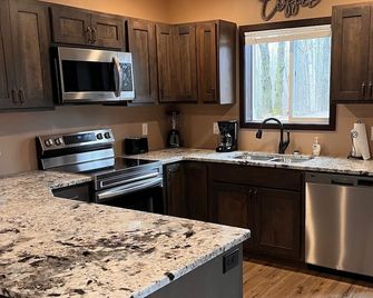 Cozy two level home - 2 minutes from beach on private wooded lot. - Bemidji - Kuchyň