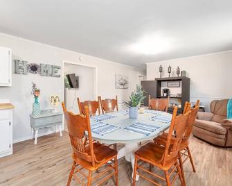 Experience Martin just steps away from the University and near Discovery Park. - Martin - Dining room