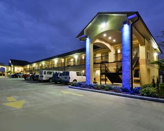 Americas Best Value Inn & Suites Lake Charles at I-210 Exit 11 - Lake Charles - Building